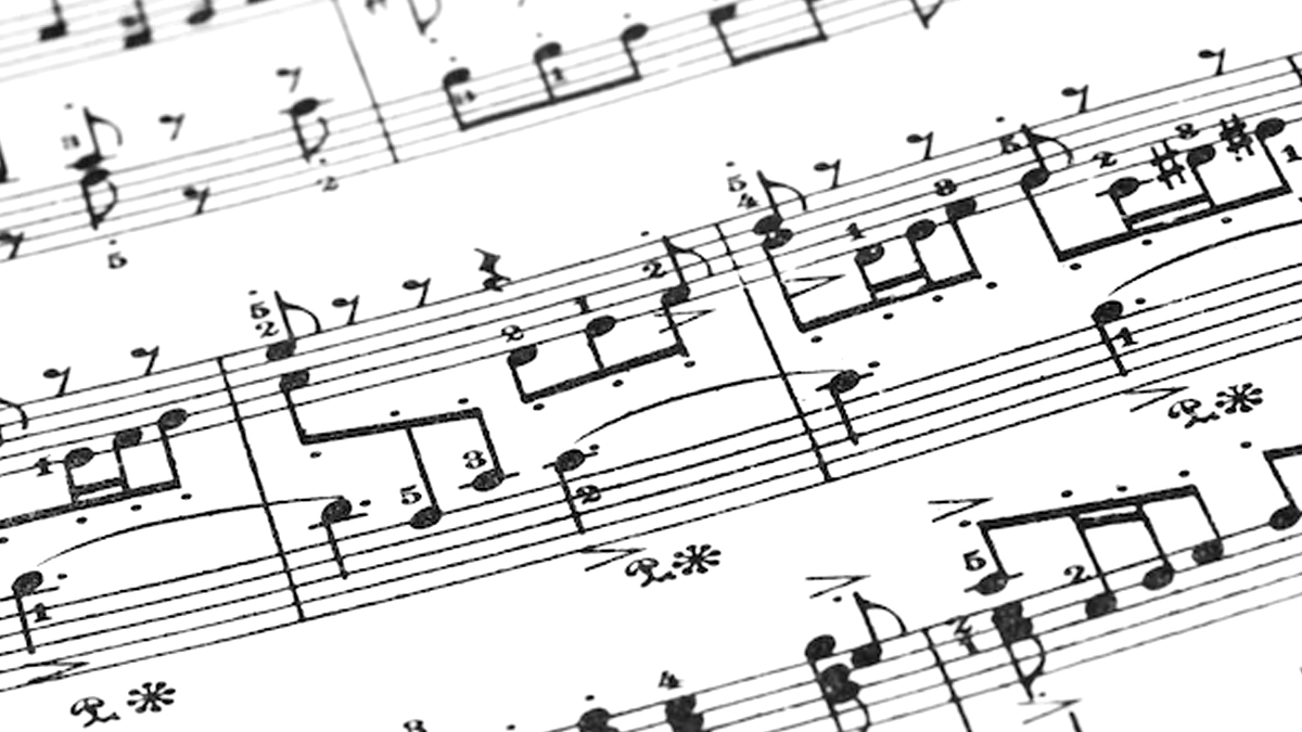 Des notes de piano résonnent dans une ruelle sombre et entraînent des passants