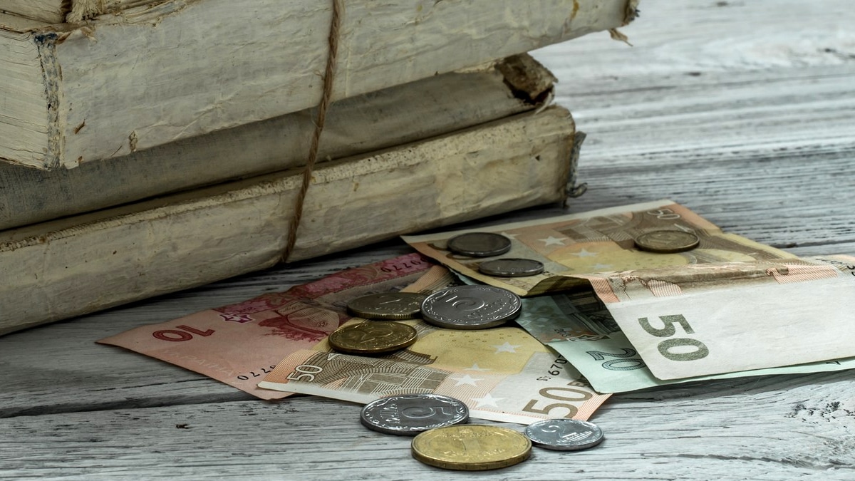 “On croyait que c’était juste du désordre” confie le notaire après avoir ouvert une armoire scellée contenant 12 500 francs en billets soigneusement empilés dans des boîtes de conserve