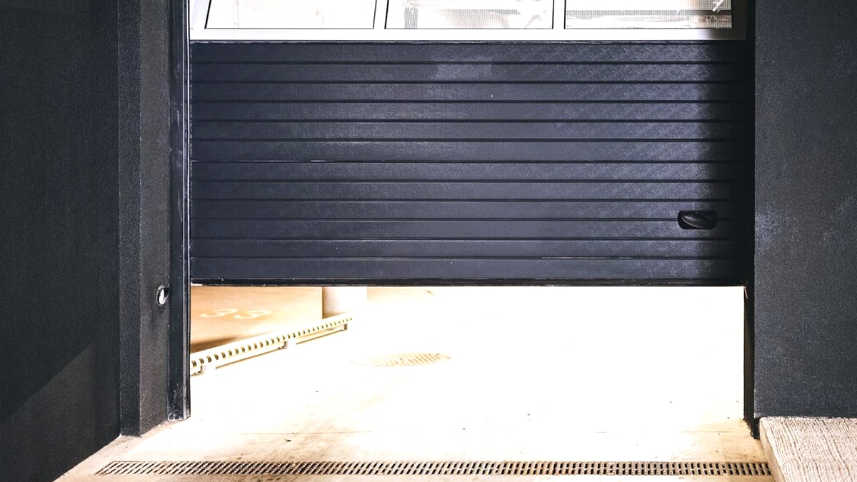 “On m’a verbalisé pour avoir repeint mon garage en noir” se désole cette habitante dont la commune exigeait une teinte claire selon les règles du lotissement