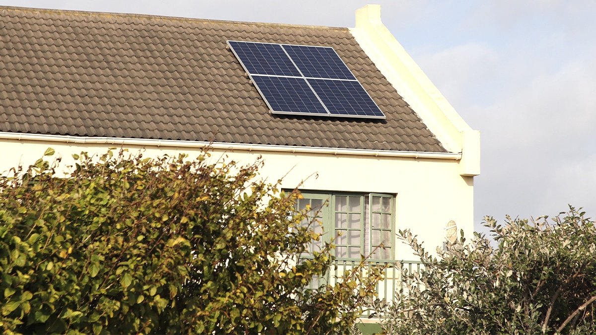 “Il n’en parlait jamais à personne” confie le voisin après avoir vu fonctionner un panneau solaire artisanal posé discrètement sur une toiture plate depuis 1982