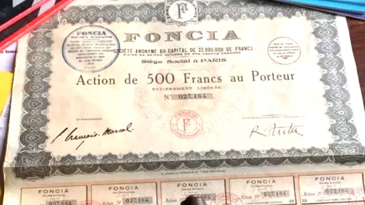 “On a failli tout jeter” reconnaît ce couple en découvrant un carnet rempli de bons au porteur datés de 1955 caché dans un livre creux