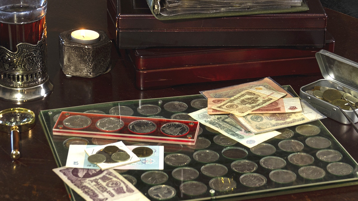 “Il appelait ça son trésor” se remémore cette veuve en ouvrant un meuble double fond rempli de pièces de monnaie ancienne et de billets de collection