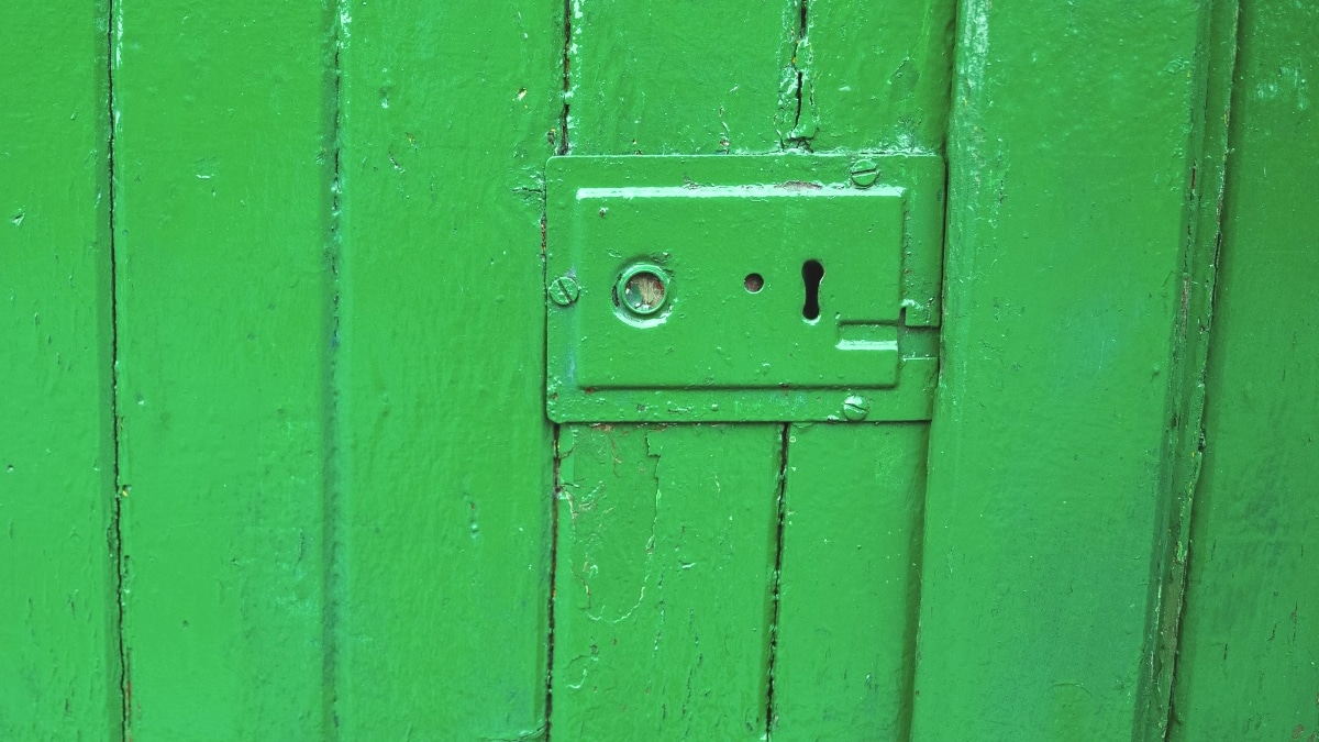 “Je pensais que repeindre les volets en vert ne posait pas de souci” regrette ce propriétaire sanctionné pour rupture d’harmonie architecturale