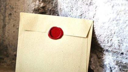 “Je pensais que c’était une pièce de rangement” : le notaire découvre un local secret renfermant des objets techniques d’avant-guerre soigneusement dissimulés depuis des décennies