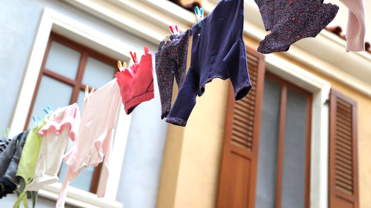 “Je l’ai accroché au mur pour gagner de la place” raconte cette retraitée verbalisée pour avoir fixé un sèche-linge extérieur sur sa façade sans autorisation