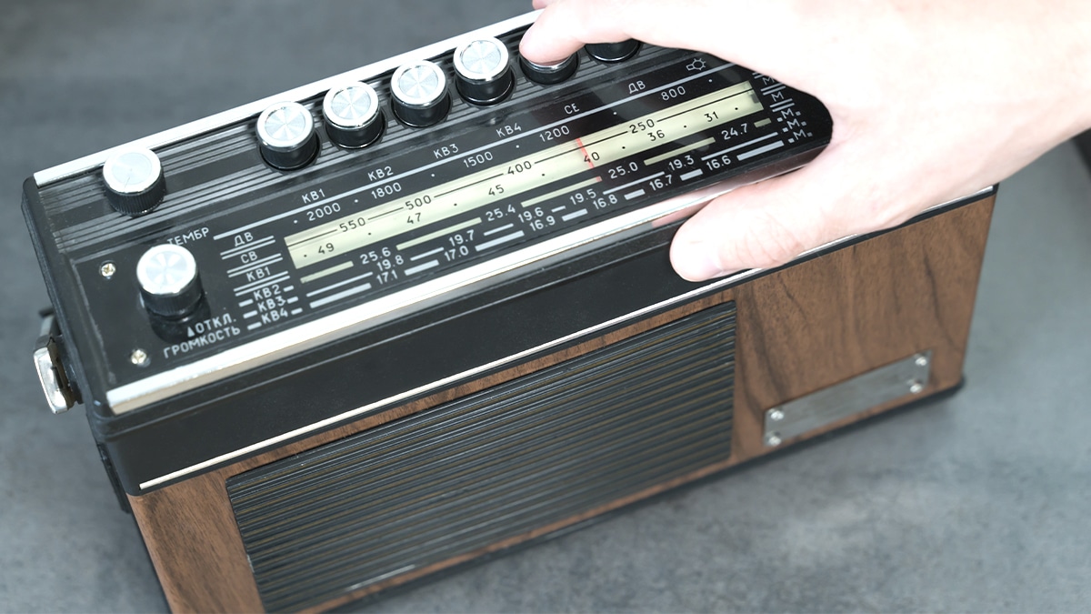 “Il disait que le compteur n’était jamais fiable” explique le technicien venu vérifier un système parallèle bricolé avec un ancien poste radio