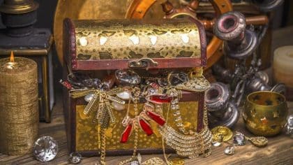 “On ne savait pas qu’il avait tant accumulé” reconnaît le liquidateur après avoir listé 327 objets anciens de grande valeur dans un grenier laissé à l’abandon
