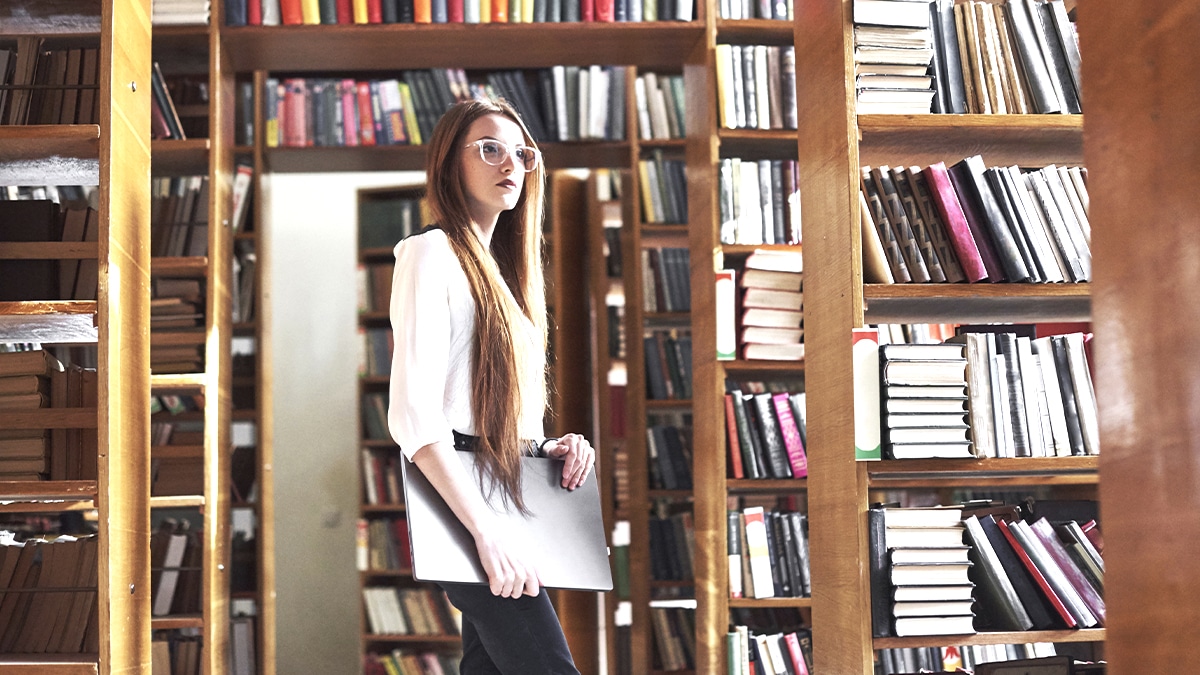 “On a découvert une salle secrète” affirme l’acheteuse après avoir déverrouillé une porte dissimulée derrière une bibliothèque pleine de vieux romans