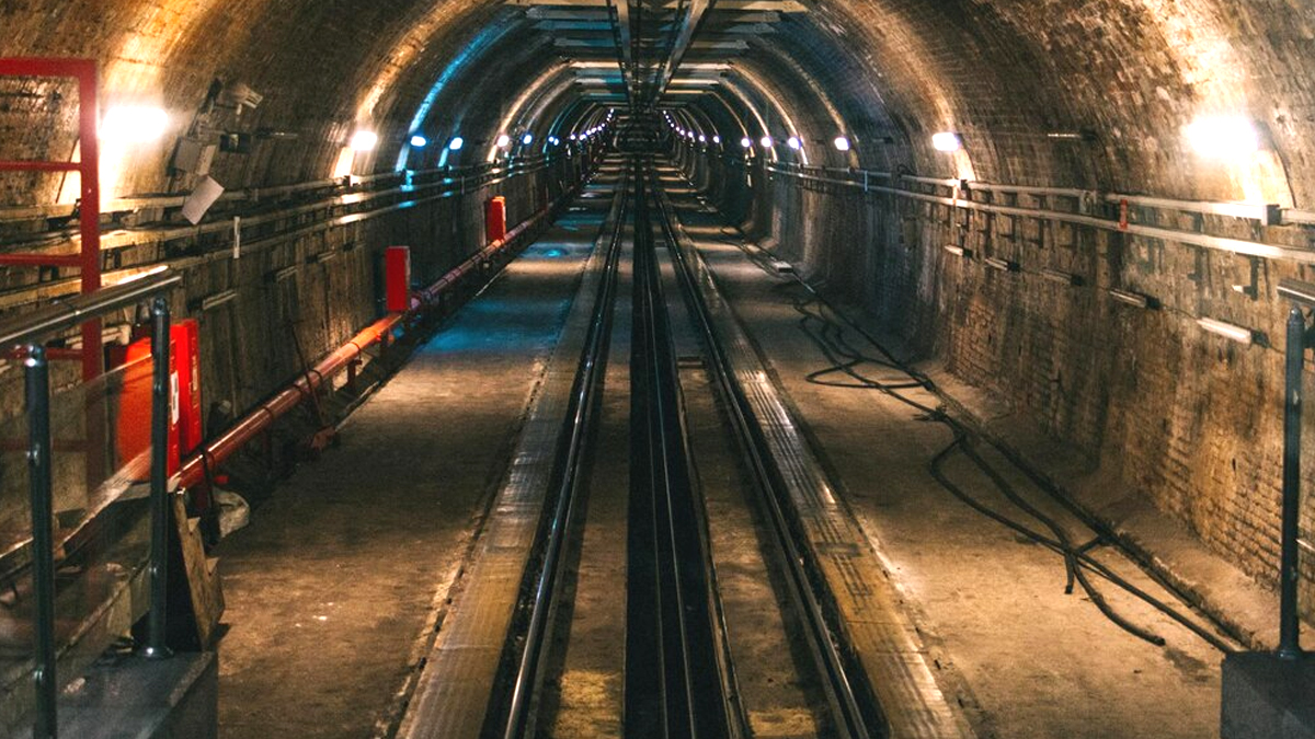 Deux étudiants découvrent dans un ancien tunnel ferroviaire un gisement de soufre rare : 12 millions d’euros qu’ils devront rendre à l’état
