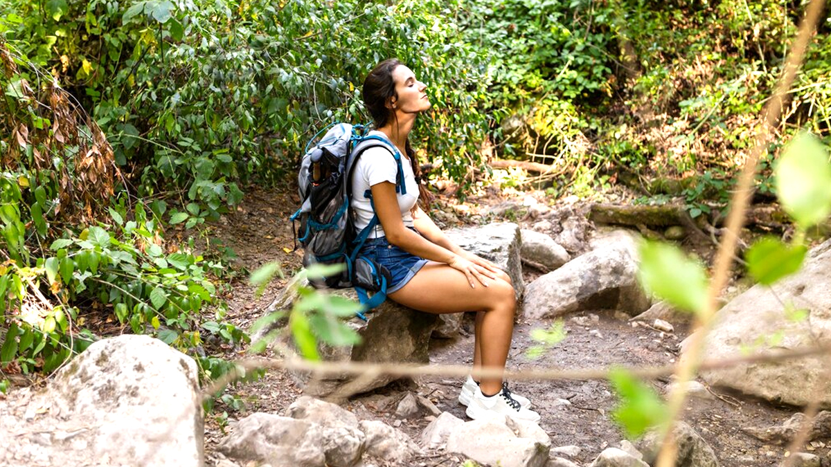 Une randonneuse a découvert un village abandonné qui a été enseveli sous les arbres pendant plus d’un siècle
