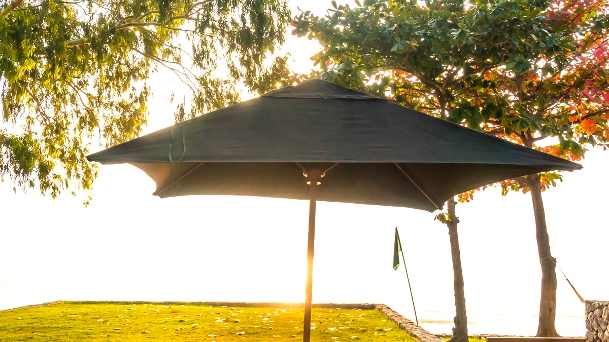 “Je ne savais pas que les parasols fixés au sol comptaient comme une structure” avoue cette propriétaire après un avertissement écrit de la mairie