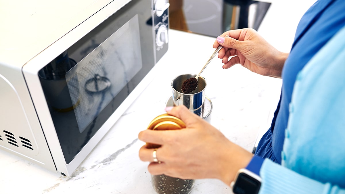 Je buvais mon café réchauffé au micro-ondes chaque matin, jusqu’au jour où j’ai lu une étude inquiétante : “Depuis que j’ai arrêté, tout a changé, je dors mieux et j’ai moins de douleurs”