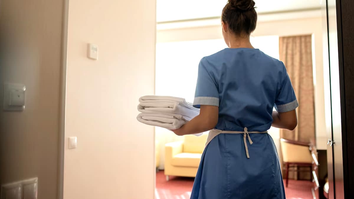 “Je n’ai jamais demandé d’aide” : cette femme de chambre découvre une pension qu’elle n’ose même pas annoncer à ses enfants