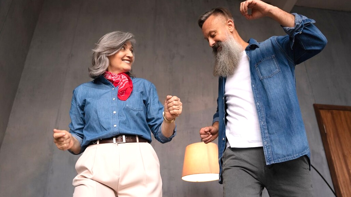 Un couple de septuagénaires surprend les jeunes avec une danse emblématique