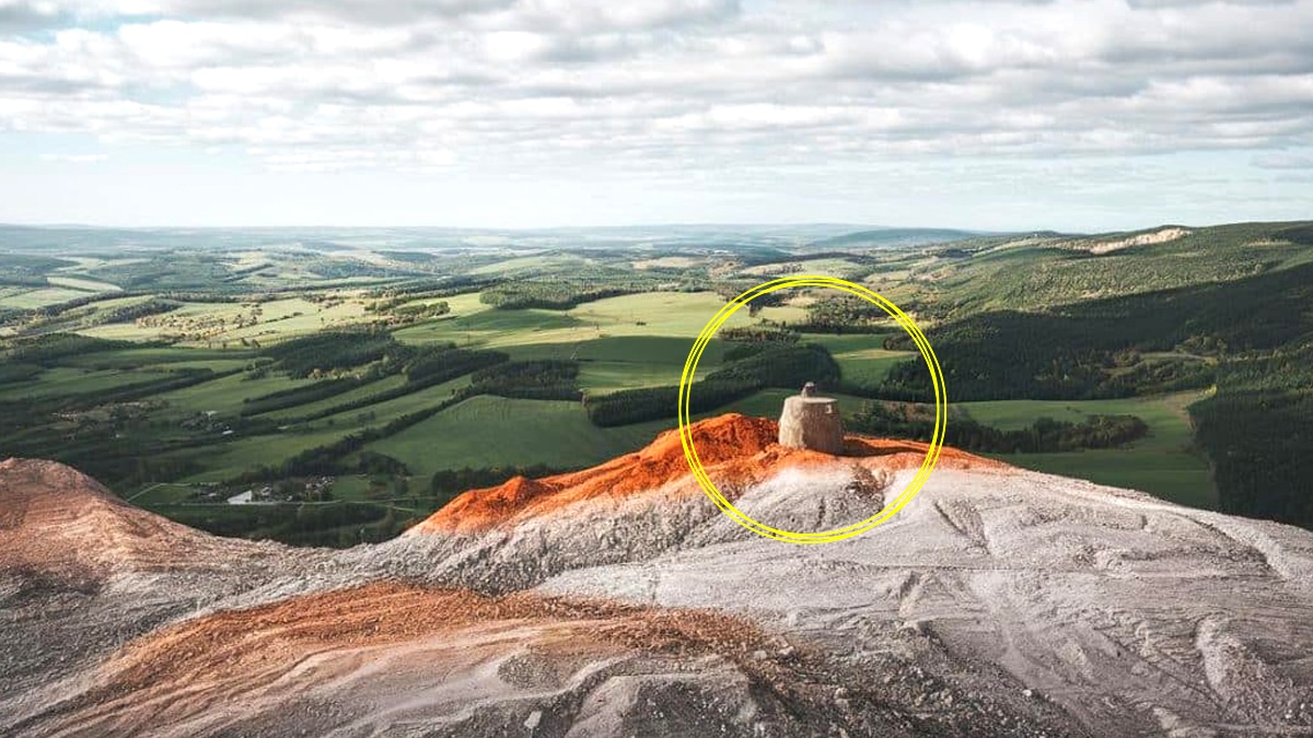 Ce géologue amateur découvre une poche de pétrole lourd estimé à 12 milliards d’euros dans le Cantal, le site classé « confidentiel défense