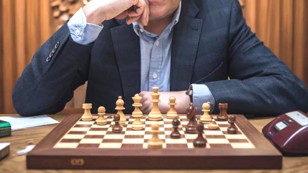 Un homme a découvert que son voisin était un ancien champion du monde d’échecs incognito, vivant une vie discrète