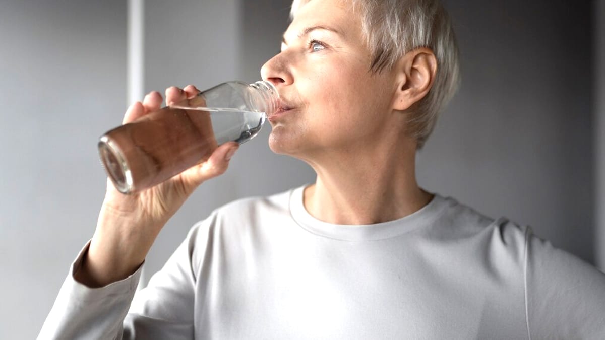 À 59 ans, ma révélation sur l’importance de l’hydratation m’a redonné 10 ans de jeunesse