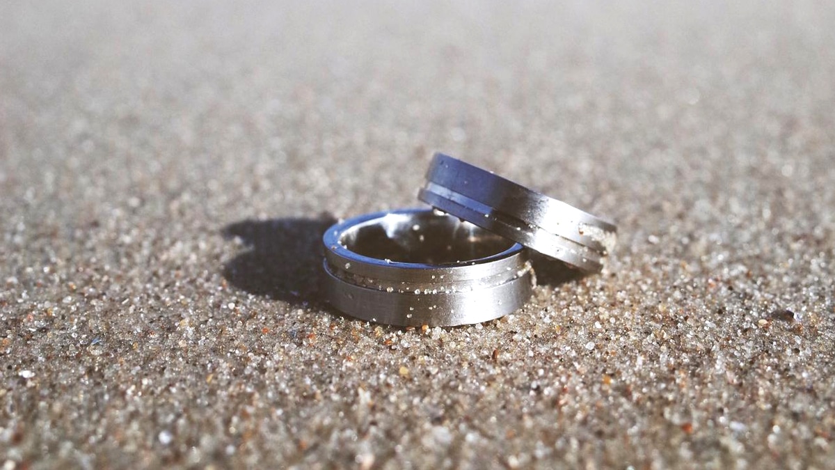 Ce marin a retrouvé une bague de fiançailles perdue en plongeant dans une épave