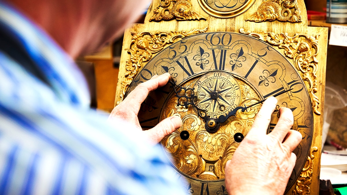 La réparation d’une immense horloge fait renaître une tradition oubliée dans une ville