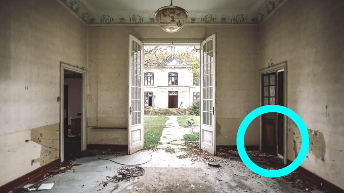 Un couple achète une maison en décrépitude et découvre un passage secret menant à un ancien manoir