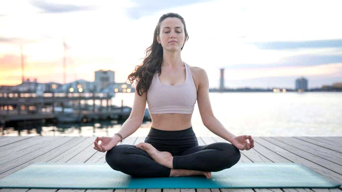 À 38 ans, ces 4 exercices de yoga m’ont redonné une confiance que je pensais perdue