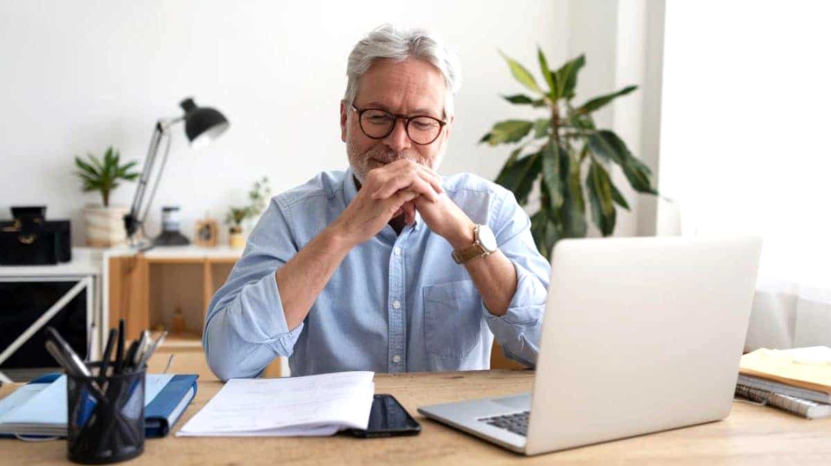 “J’ai repris un emploi à 61 ans” : cette ex-secrétaire gagne 340 € de plus grâce à une surcote déclenchée à temps
