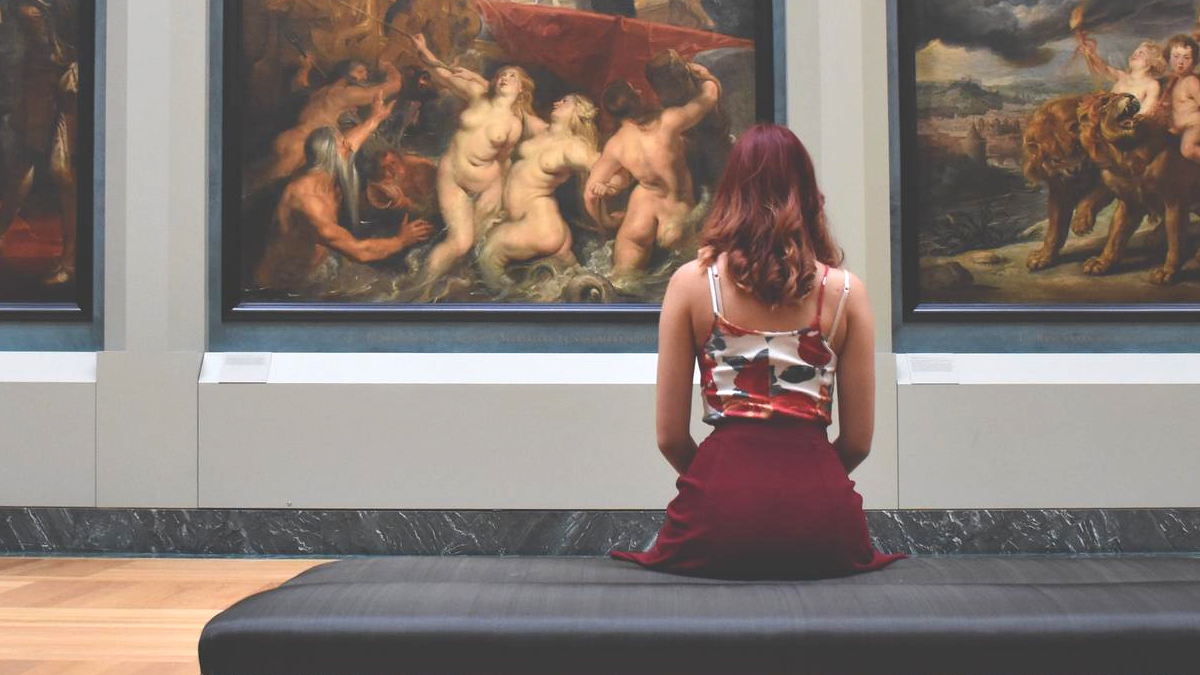 Un musée exposant des œuvres d’art à l’envers suscite une polémique inattendue