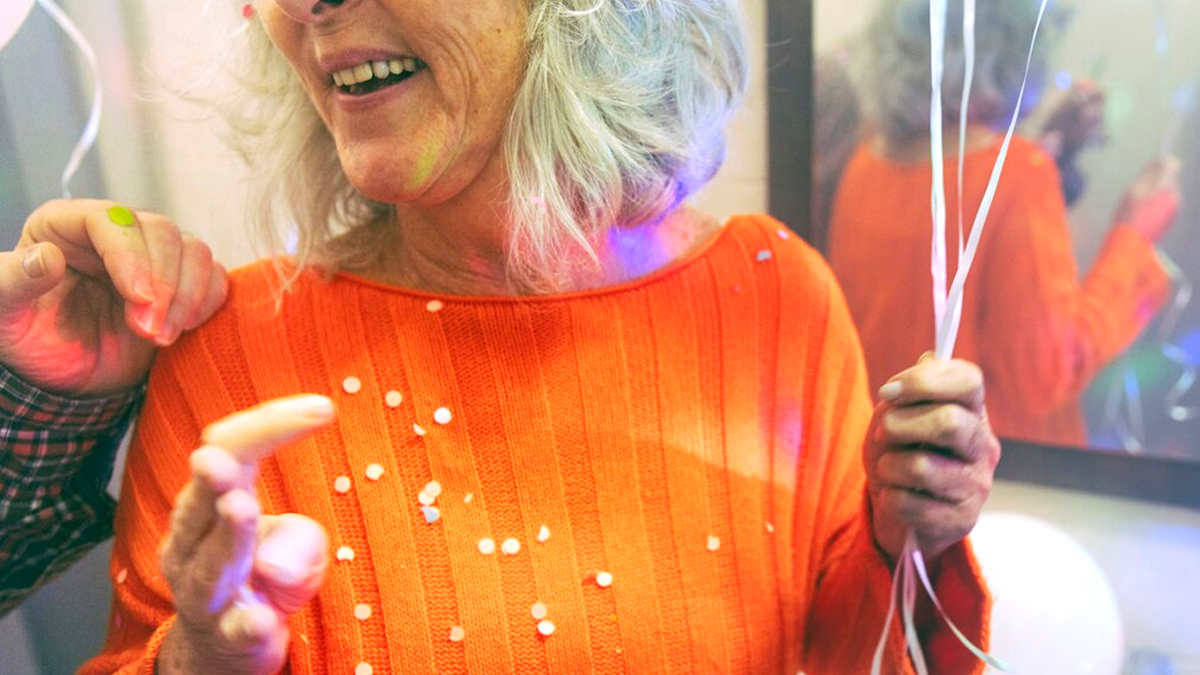 En plein carnaval, une veuve retrouve l’amour à 80 ans, son récit est touchant
