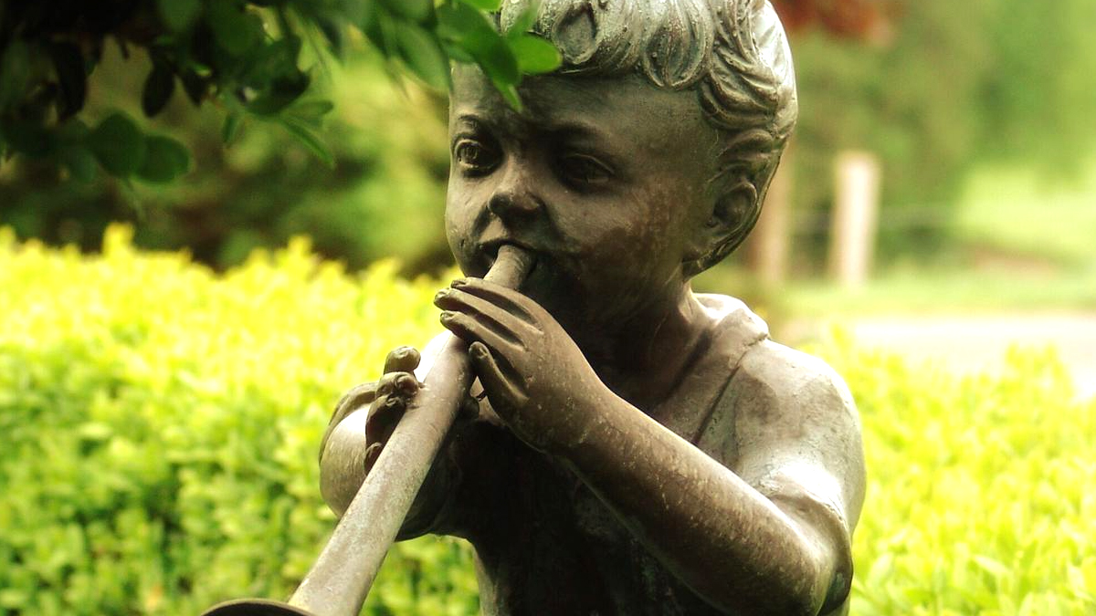Un amateur de jardinage a trouvé une petite statue ancienne en creusant son potager, attirant l’attention des archéologues