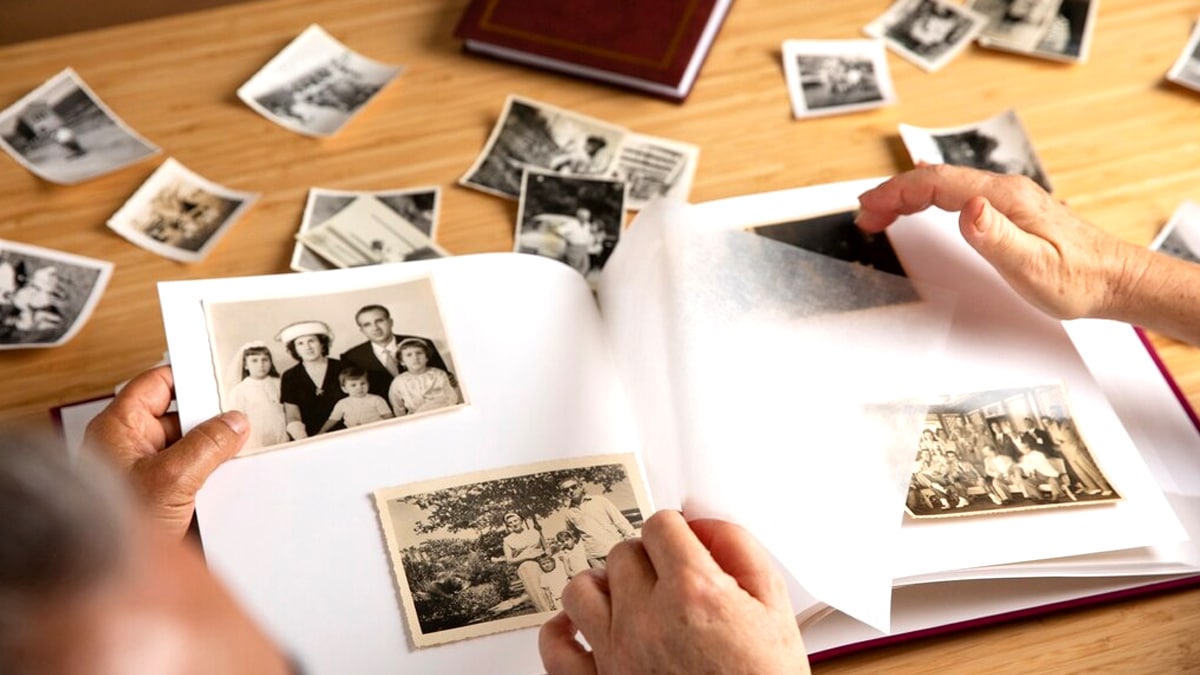 Un homme redécouvre ses racines en explorant les secrets d’un album photo ancien