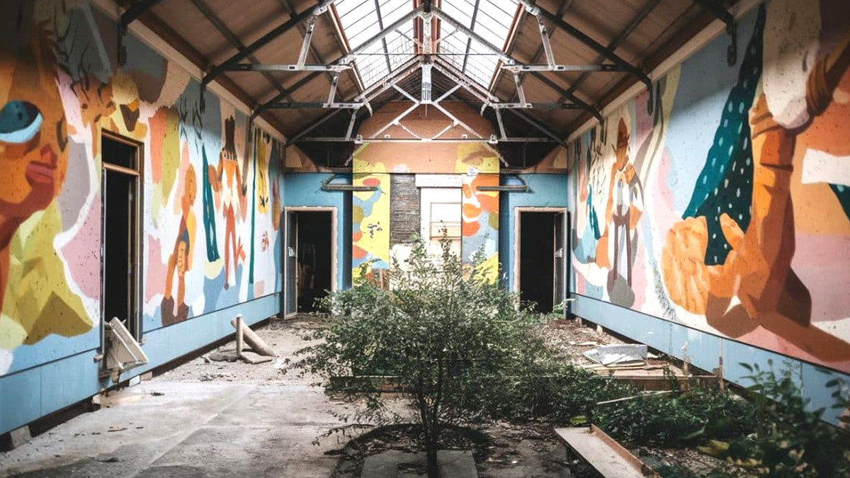 Un architecte a révélé un bâtiment abandonné qui cachait des fresques incroyables d’un artiste méconnu