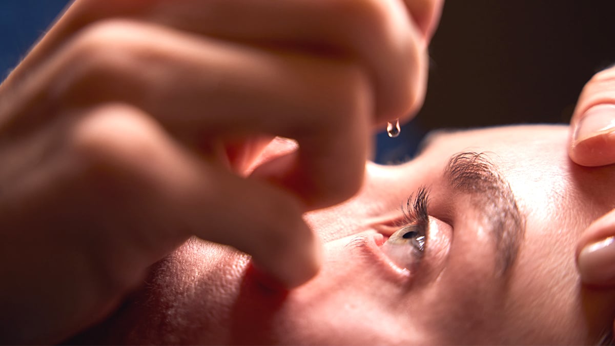 “J’ai mis ces gouttes dans mes yeux en pensant que c’était du collyre” : c’était de la super glue et j’ai dû aller aux urgences “Je voulais juste calmer une irritation”