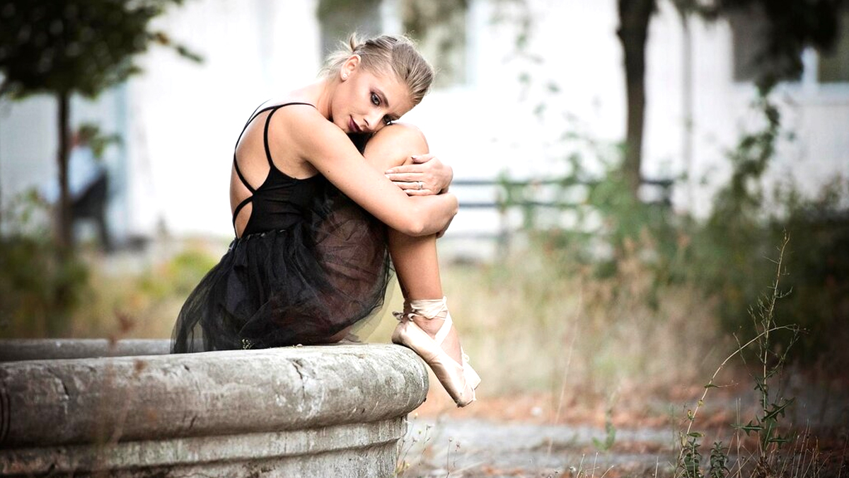 Une danseuse de ballet solitaire trouve son inspiration dans un parc, l’art comme refuge