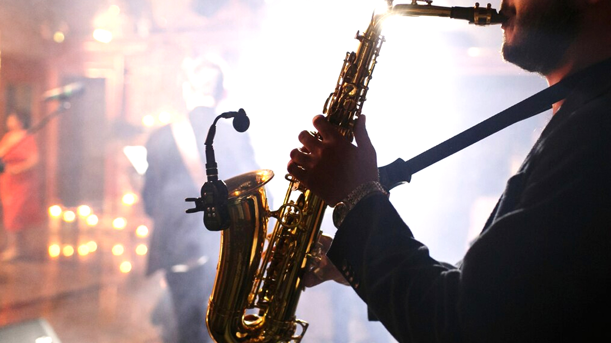 Un concert de jazz impromptu attire des mélomanes sur le chemin du retour