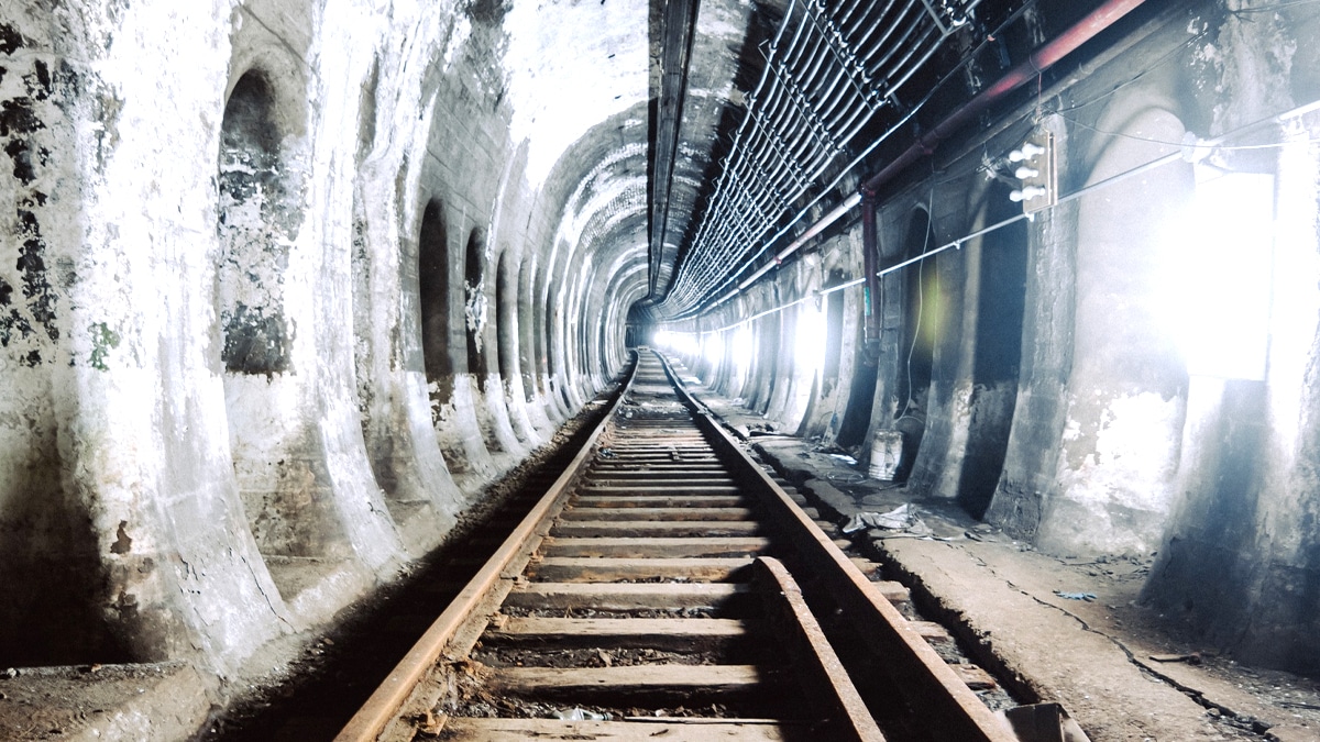 Un explorateur urbain découvre une station de métro abandonnée qui a inspiré un livre populaire