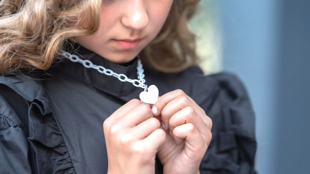 “J’ai porté ce collier en pensant que c’était celui de ma sœur” : c’était une urne funéraire miniature et tout le monde m’a regardée bizarrement “Je voulais juste accessoiriser ma tenue”