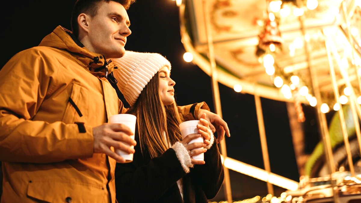 Un marché nocturne attire des gourmands et des curieux de tous horizons