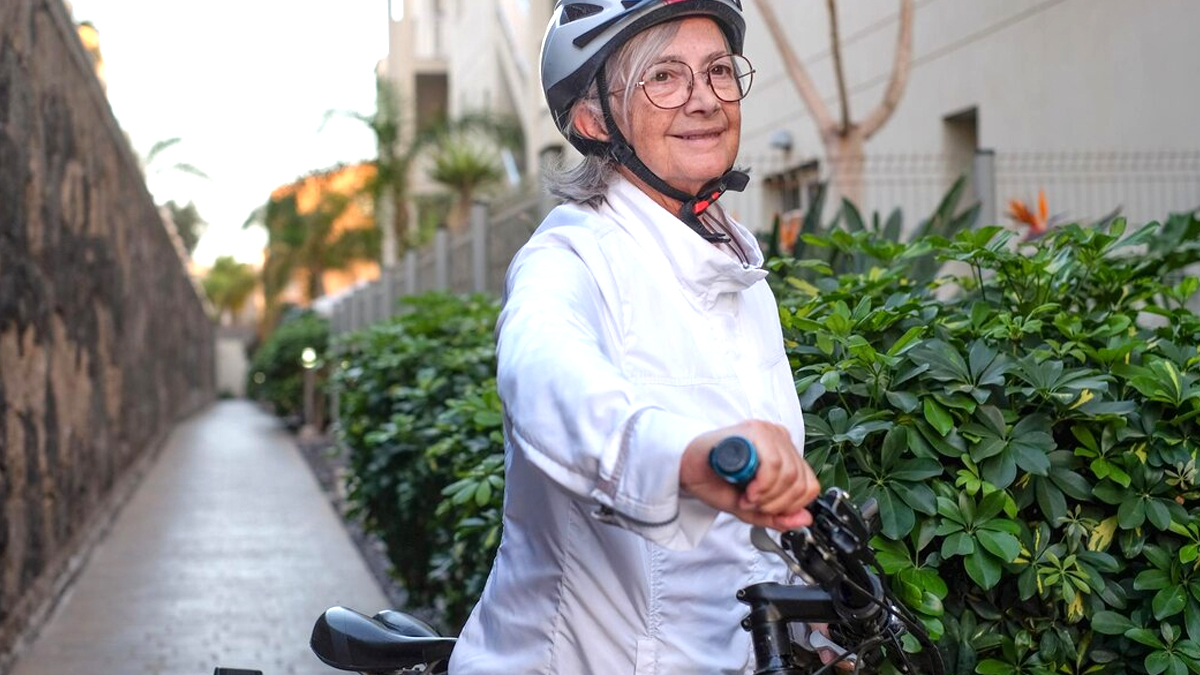 Une femme de 70 ans fait le tour du monde à vélo, son parcours audacieux émule des générations