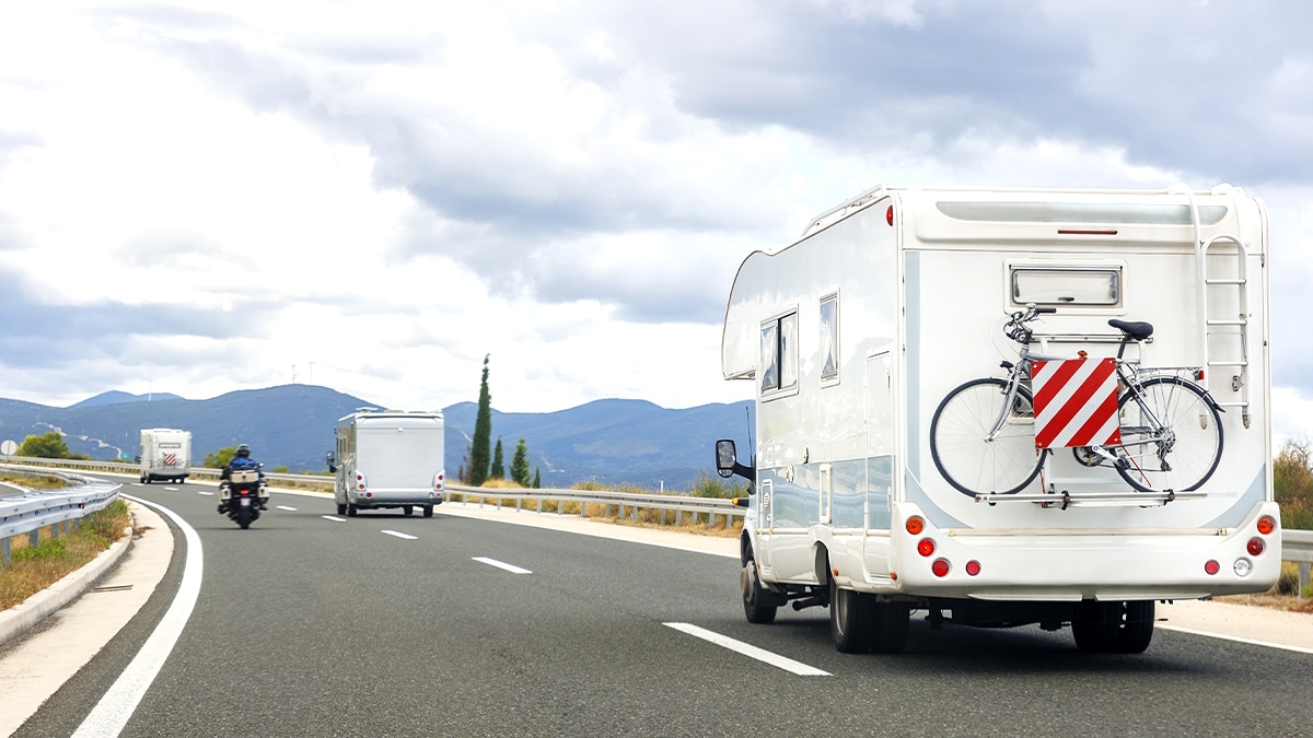 “On va devoir laisser des affaires à la maison” : une nouvelle limite de poids imposée aux camping-cars en circulation entre en vigueur dès cet été