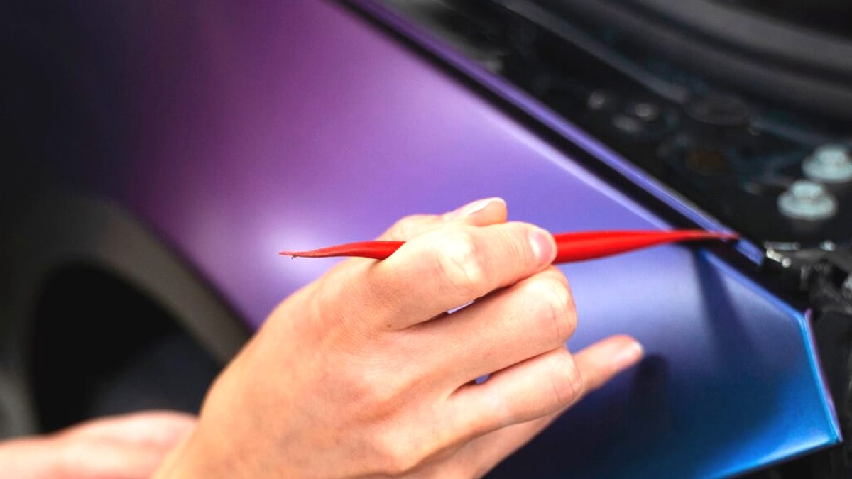 “Je ne pensais pas que ça pouvait être interdit” : poser un sticker sur la lunette arrière sans homologation peut entraîner un retrait de points