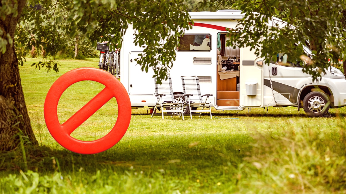 “On n’a même pas vu le panneau” : une aire interdite aux camping-cars équipée de caméra déclenche une verbalisation automatique