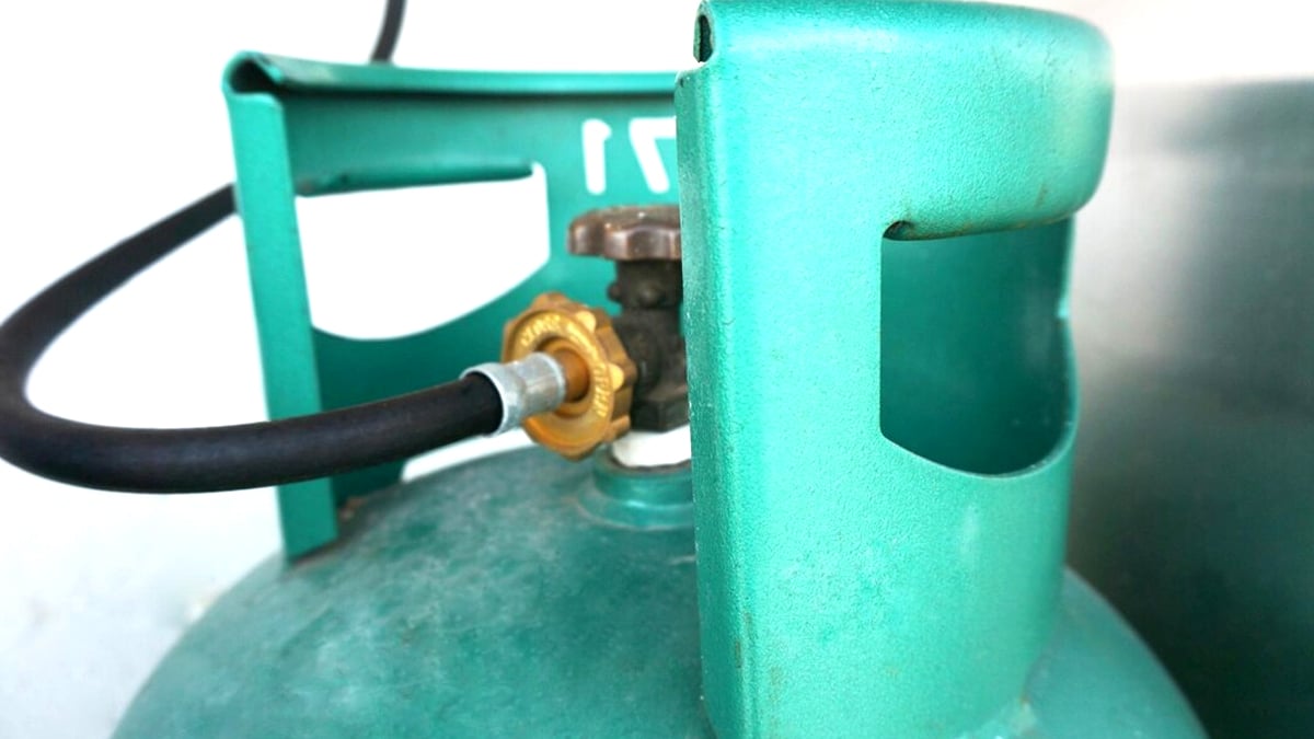 “Je ne savais pas qu’il fallait fermer les bouteilles de gaz” : des contrôles de sécurité imposent désormais l’arrêt des installations GPL en stationnement