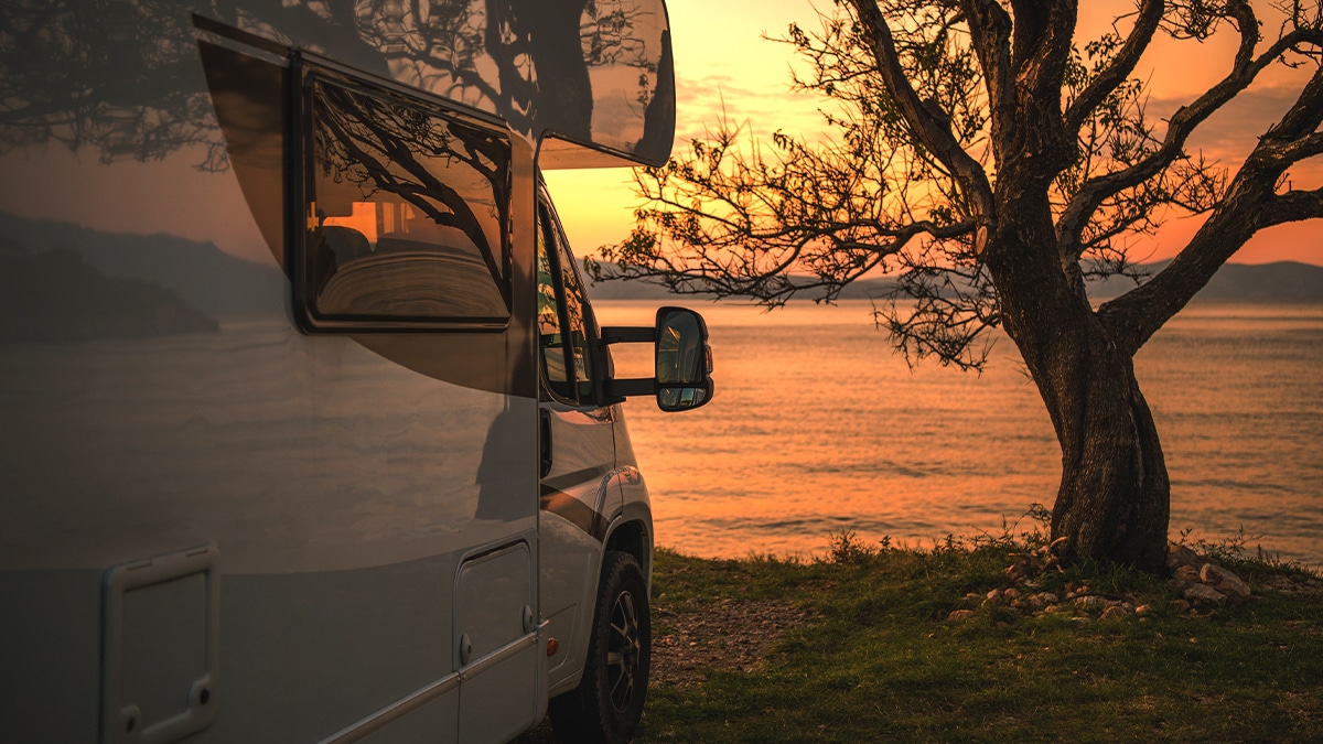 “On a bricolé ça à l’arrière” : toute installation d’un lit fixe dans un van oblige à une homologation VASP selon la DREAL