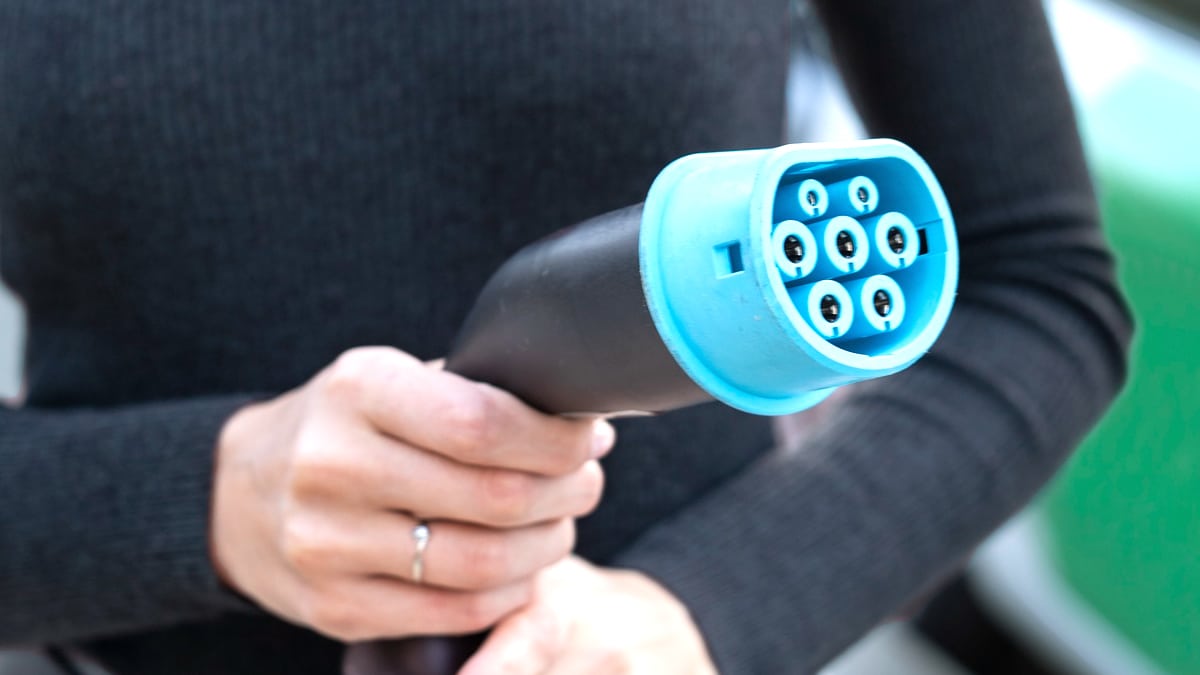“J’ai utilisé un câble Amazon, ça a pris feu” : ce type de recharge non homologuée pour voiture électrique est à l’origine de sinistres non couverts