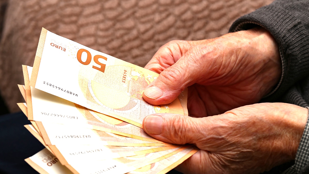 Il ferme tous ses livrets “je préfère mettre mes billets sous le matelas, au moins je les vois”