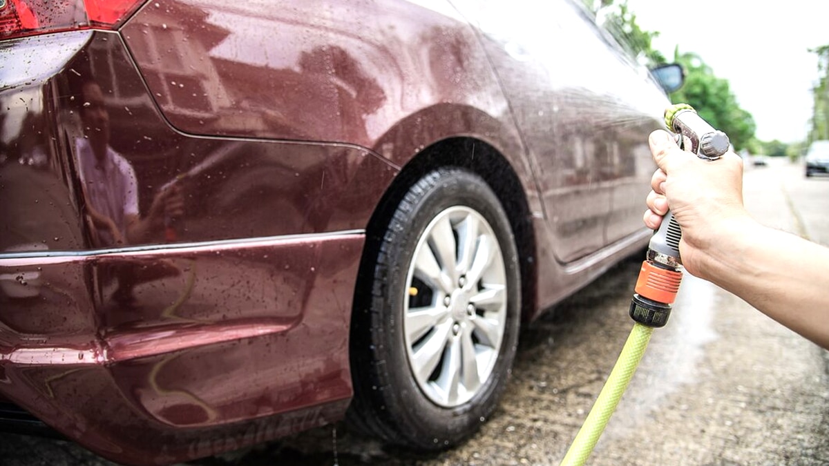 Un décret interdit désormais de laver sa voiture sur la voie publique, même avec de l’eau de pluie récupérée