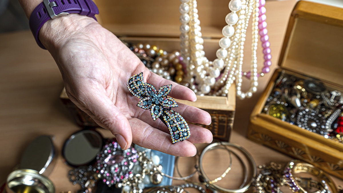 Une boîte à biscuits vieille de 70 ans contenait des bijoux historiques “la famille pensait que c’était des souvenirs sans valeur”