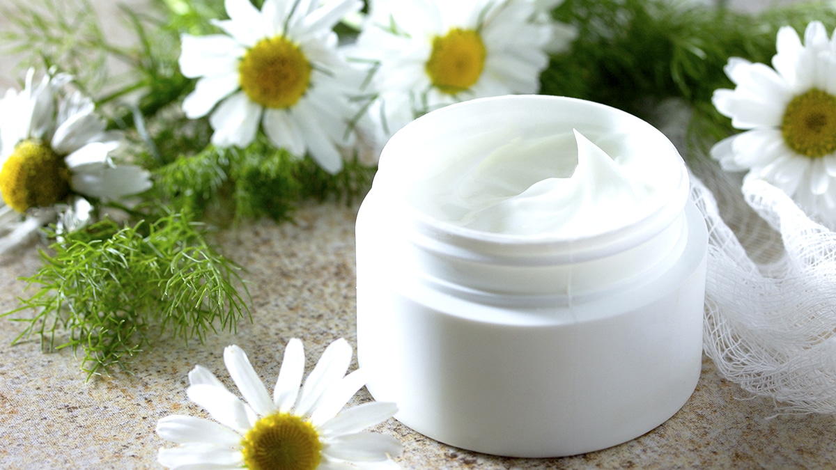 Cette ancienne lotion à base de camomille éclaircit naturellement les cheveux “elle m’a été transmise par ma tante dans les années 60”