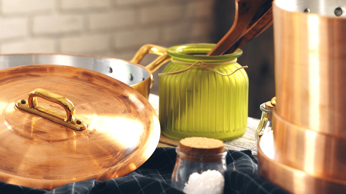 Cette astuce ancestrale pour raviver l’éclat du cuivre avec du citron et du gros sel a traversé les générations