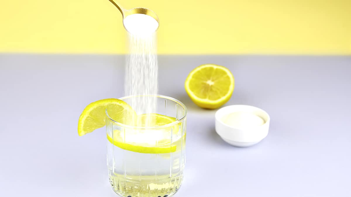 Cette solution à base de jus de citron et de bicarbonate remplace avantageusement les produits ménagers du commerce
